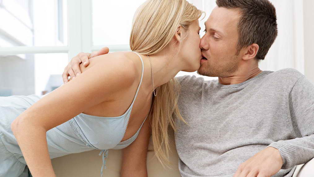 每次性生活高潮時老婆喜歡抓咬自己,這正常嗎?-情愛百科